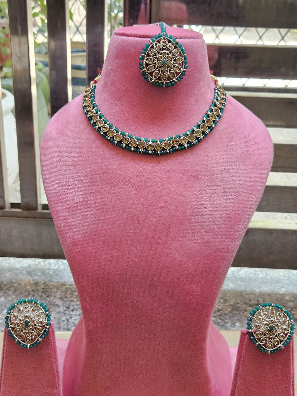 Sleek Green Necklace