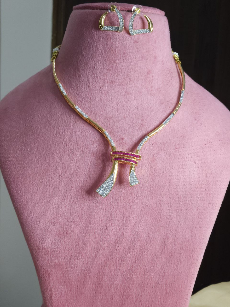 Diamond-Look Designer Gold Hasli