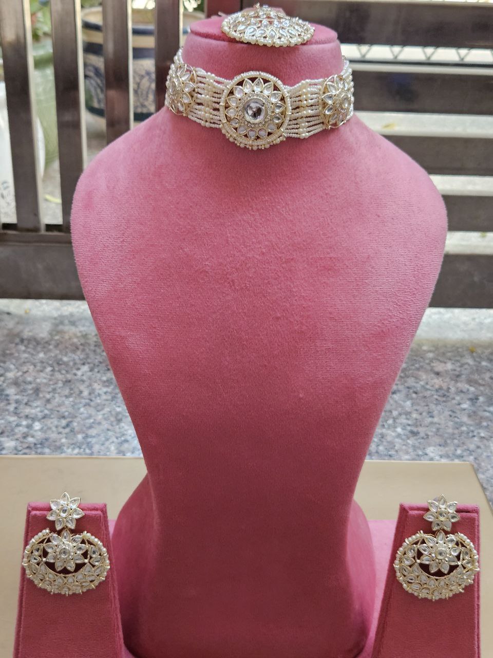 Cheer Moti Cream Choker