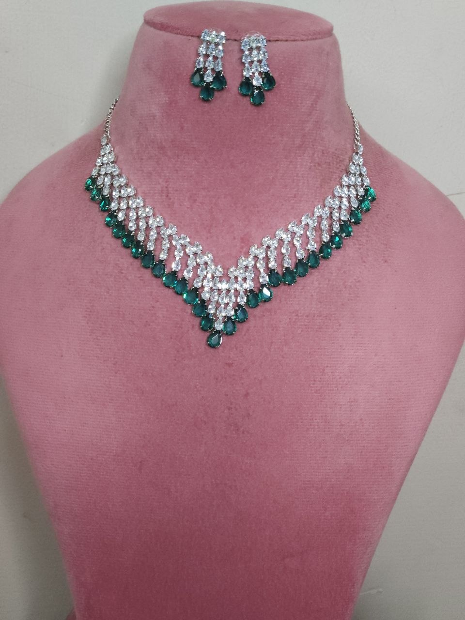 V-Neck Diamond Rama Green AD Necklace [Blue/Wine Red]