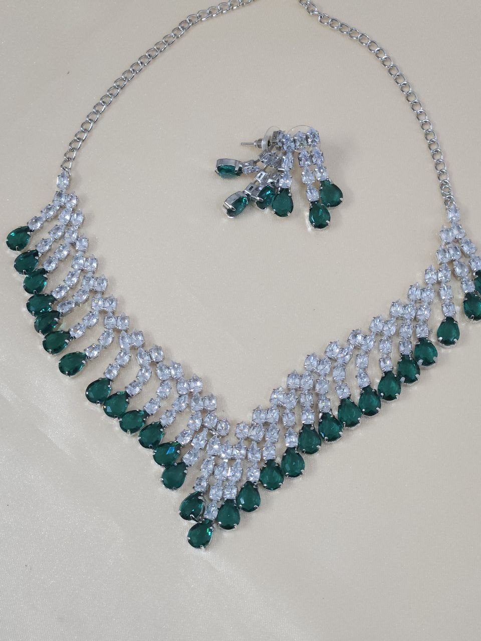 V-Neck Diamond Rama Green AD Necklace [Blue/Wine Red]