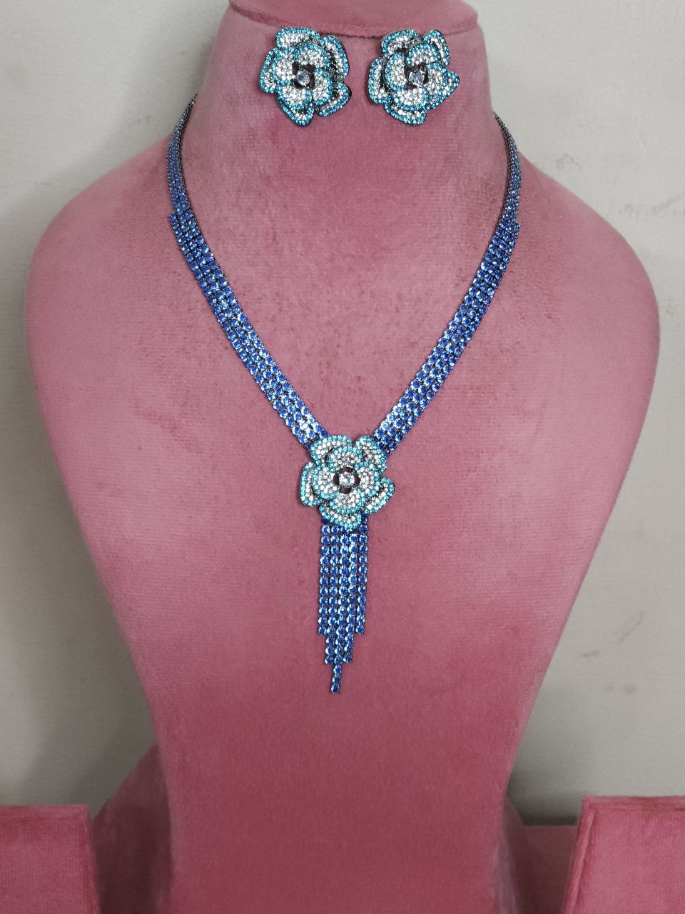 Celebrity Flower Royal Blue Luxe Y-Shape AD Necklace [Premium]