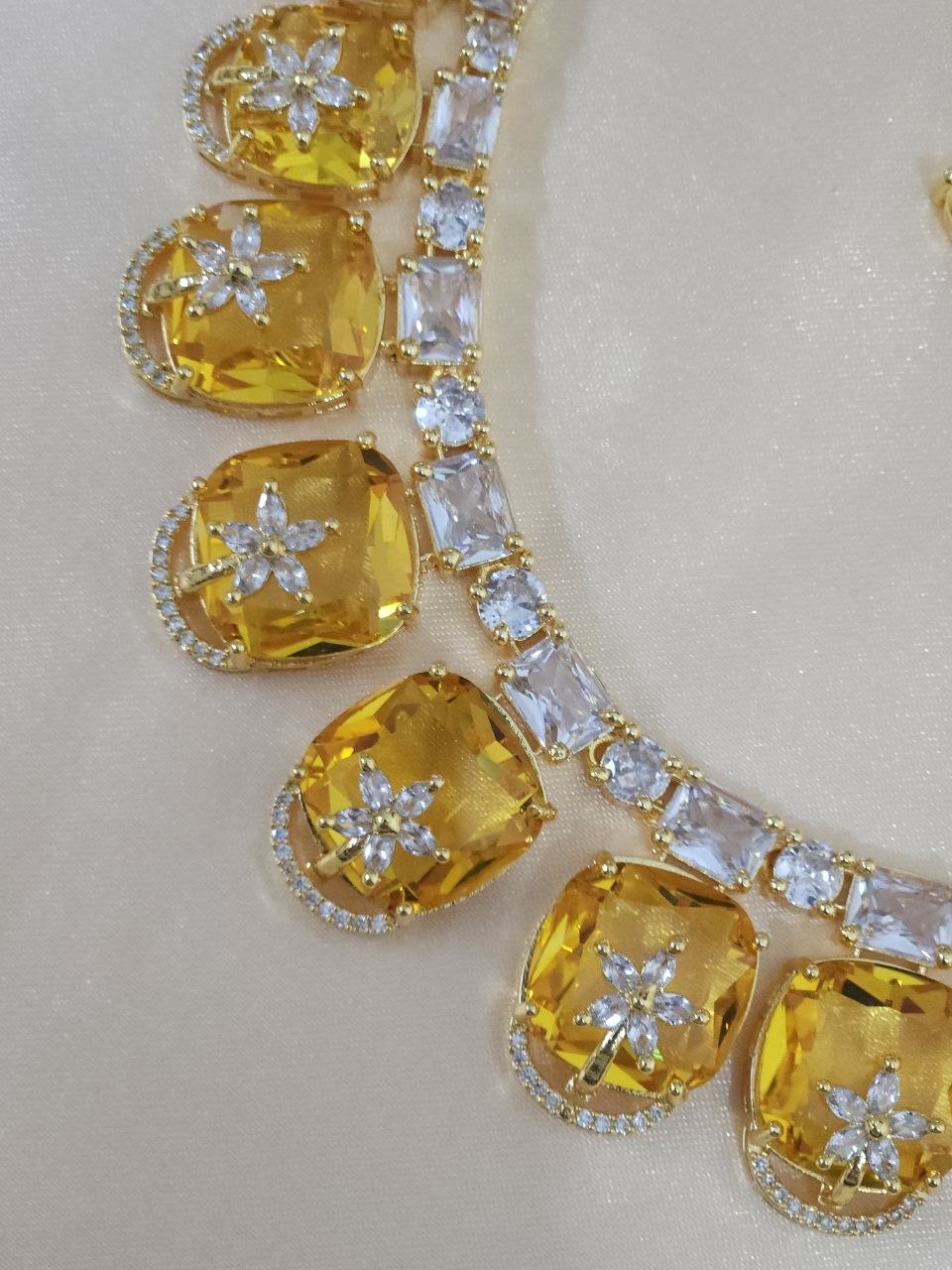 Yellow Overlay Flower AD Necklace [Premium]