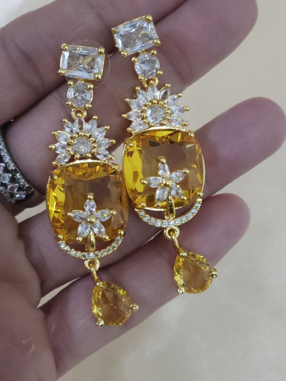 Yellow Overlay Flower AD Necklace [Premium]