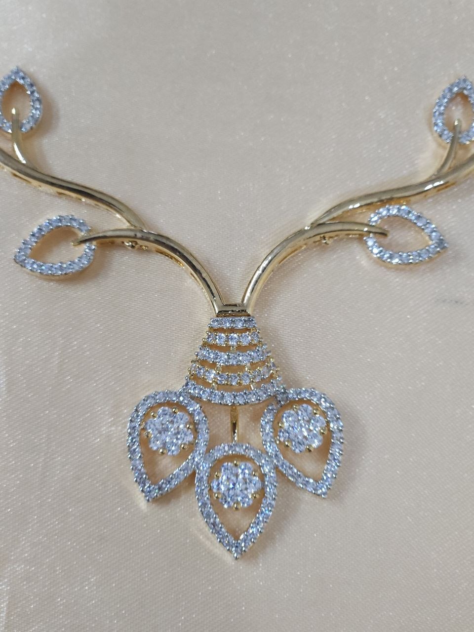 Tanishq Leaf-Pattern AD Necklace [Premium]